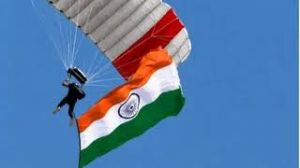 तीन भारतीयों ने 'स्काईडाइविंग' करते हुए तिरंगा फहराया