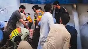 पाकिस्तान के पेशावर में निजी स्कूल की छत गिरने से 34 छात्रों एवं एक शिक्षक की मौत