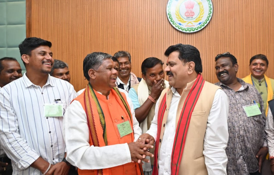 बस्तर संभाग के सरपंचों ने नए विधानसभा भवन में देखी लोकतांत्रिक प्रक्रिया बस्तर संभाग के सरपंचों ने नए विधानसभा भवन में देखी लोकतांत्रिक प्रक्रिया