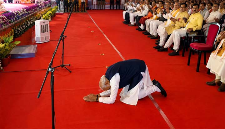 जनशक्ति को नमन: पीएम मोदी ने शपथ ग्रहण मंच से साष्टांग प्रणाम कर आभार जताया जनशक्ति को नमन: पीएम मोदी ने शपथ ग्रहण मंच से साष्टांग प्रणाम कर आभार जताया
