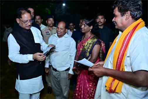 बगिया में मुख्यमंत्री ने सुनी आम लोगों की आवाज, समस्याओं के निराकरण के दिए सख्त निर्देश बगिया में मुख्यमंत्री ने सुनी आम लोगों की आवाज, समस्याओं के निराकरण के दिए सख्त निर्देश
