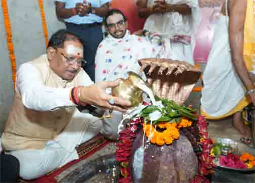 मुख्यमंत्री ने बाबा कर्मेश्वर का किया रुद्राभिषेक, प्रदेशवासियों की सुख-समृद्धि और खुशहाली की कामना की मुख्यमंत्री ने बाबा कर्मेश्वर का किया रुद्राभिषेक, प्रदेशवासियों की सुख-समृद्धि और खुशहाली की कामना की