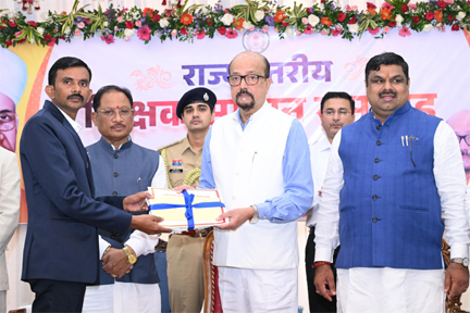 AI के युग में शिक्षक बनें विद्यार्थियों के मार्गदर्शक, तकनीक के विवेकपूर्ण उपयोग की दें सीख : राज्यपाल AI के युग में शिक्षक बनें विद्यार्थियों के मार्गदर्शक, तकनीक के विवेकपूर्ण उपयोग की दें सीख : राज्यपाल