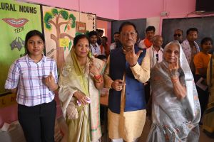  मुख्यमंत्री विष्णु देव साय ने गृह ग्राम बगिया में किया मतदान, जनता से की मतदान की अपील