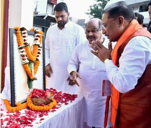 मुख्यमंत्री ने छत्तीसगढ़ महतारी की प्रतिमा पर माल्यार्पण कर उन्हें नमन किया मुख्यमंत्री ने छत्तीसगढ़ महतारी की प्रतिमा पर माल्यार्पण कर उन्हें नमन किया