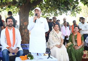  कटहल&ndash;गुलमोहर की छांव में सजी चौपाल, मुख्यमंत्री ने सरोधी में सुनी जनता की आवाज
