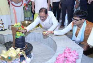 मुख्यमंत्री ने कैलाशपति धाम में किया जलाभिषेक: प्रदेश की सुख-समृद्धि एवं खुशहाली की कामना की मुख्यमंत्री ने कैलाशपति धाम में किया जलाभिषेक: प्रदेश की सुख-समृद्धि एवं खुशहाली की कामना की