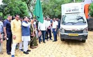 मुख्यमंत्री ने ‘साइंस ऑन व्हील्स’ को दिखाई हरी झंडी, अब स्कूलों तक पहुंचेगी प्रयोगों की चलती-फिरती विज्ञानशाला मुख्यमंत्री ने ‘साइंस ऑन व्हील्स’ को दिखाई हरी झंडी, अब स्कूलों तक पहुंचेगी प्रयोगों की चलती-फिरती विज्ञानशाला
