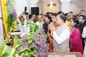 भगवान श्रीकृष्ण का जीवन हमें धर्म, कर्तव्य और लोककल्याण के मार्ग पर चलने की देता है प्रेरणा - मुख्यमंत्री भगवान श्रीकृष्ण का जीवन हमें धर्म, कर्तव्य और लोककल्याण के मार्ग पर चलने की देता है प्रेरणा - मुख्यमंत्री