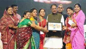 बहतराई स्टेडियम में गूंजा तीजा तिहार का उल्लास, मुख्यमंत्री साय ने बहनों संग साझा की पर्व की खुशियां बहतराई स्टेडियम में गूंजा तीजा तिहार का उल्लास, मुख्यमंत्री साय ने बहनों संग साझा की पर्व की खुशियां
