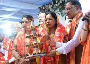 सवा लाख ‘आशीर्वाद के दीपों’ से जगमगाया खारुन तट, प्रधानमंत्री नरेंद्र मोदी के स्वस्थ और दीर्घायु जीवन के लिए हुई महाआरती सवा लाख ‘आशीर्वाद के दीपों’ से जगमगाया खारुन तट, प्रधानमंत्री नरेंद्र मोदी के स्वस्थ और दीर्घायु जीवन के लिए हुई महाआरती