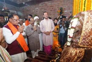 मुख्यमंत्री विष्णु देव साय ने मदकूद्वीप के प्राचीन मंदिरों में की पूजा-अर्चना मुख्यमंत्री विष्णु देव साय ने मदकूद्वीप के प्राचीन मंदिरों में की पूजा-अर्चना