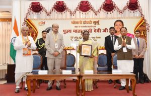 राष्ट्रपति द्रौपदी मुर्मु ने पूज्य माता हासी देवी जी के सम्मान में जारी किया 200 रूपए का स्मारक सिक्का