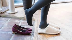 बाहर के जूते ले कर घर में घूमते हो? जानें कैसे खतरनाक हो सकती है आपकी ये आदत बाहर के जूते ले कर घर में घूमते हो? जानें कैसे खतरनाक हो सकती है आपकी ये आदत