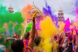 होली खेलने से पहले बालों को यूं करें तैयार, जिससे कि रंगों से ना हों खराब