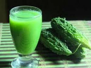 पीने की बजाए बालों में लगाएं करेले का जूस, तो आपको मिलेंगे ये 5 फायदे