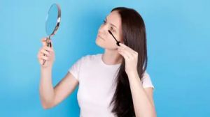 मस्कारा लगाने में होती है परेशानी? नेचुरली थिक पलकों के लिए घर में तैयार करें ये आईलैश जेल 