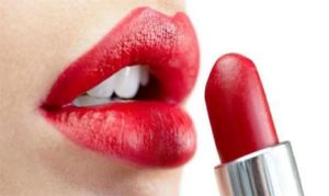 लिपस्टिक लगाने से फट जाते हैं होंठ? अपनाएं ये आसान टिप्स