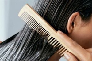 रूखे और बेजान बालों को बनाना है चमकदार तो आजमाएं ये घरेलू नुस्खे 
