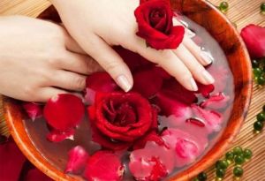 फटी एड़ियों से लेकर गले की खराश तक, कई समस्याओं का जबरदस्त सॉल्यूशन है गुलाब जल