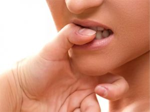 आप भी चबाते हैं नाखून? इन घरेलू नुस्खों से छूट जाएगी ये बुरी आदत