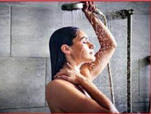 गर्मी में फ्रेश फील करने के लिए 3 तरह के बाथ लें 