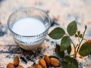 स्किन केयर के लिए वरदान है दूध, त्वचा में चमक के लिए इस तरह बनाएं फेस पैक