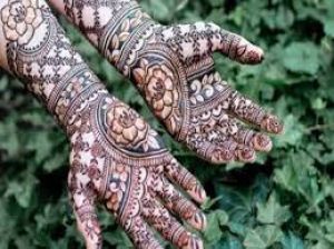 रूप ही नहीं, स्किन की हेल्थ भी संवारती है मेहंदी