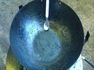 काले-गंदे चूल्हे हो या फिर लोहे की कढ़ाई, साफ करने के लिए अपनाएं ये हैक्स