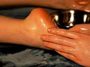 सर्दियों में करें नेचुरल ऑयल्स से मसाज, खूबसूरती में लगेंगे चार चांद!