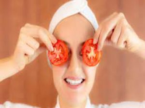 स्किन का ख्याल रखने में रामबाण है टमाटर, यंग और सॉफ्ट त्वचा के लिए यूं करें अप्लाई स्किन का ख्याल रखने में रामबाण है टमाटर, यंग और सॉफ्ट त्वचा के लिए यूं करें अप्लाई