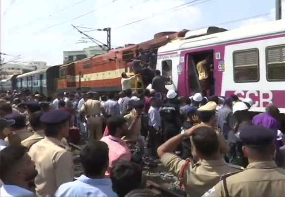 लोकल ट्रेन से टकराई एक्सप्रेस, 10 यात्री घायल लोकल ट्रेन से टकराई एक्सप्रेस, 10 यात्री घायल