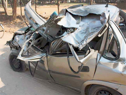 शादी से लौट रहे चार युवकों की सड़क हादसे में मौत शादी से लौट रहे चार युवकों की सड़क हादसे में मौत