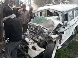 बारातियों से भरी बस की टक्कर से बोलेरो सवार पांच की मौत बारातियों से भरी बस की टक्कर से बोलेरो सवार पांच की मौत