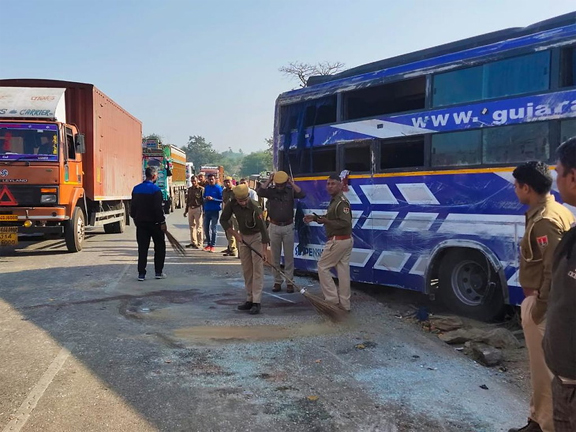 बस पलटने से मां-बेटी समेत 4 की मौत बस पलटने से मां-बेटी समेत 4 की मौत