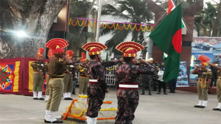 अंतरराष्ट्रीय सीमा के पास 1700 से ज्यादा लोगों ने बीएसएफ की ‘रिट्रीट' प्रस्तुति देखी अंतरराष्ट्रीय सीमा के पास 1700 से ज्यादा लोगों ने बीएसएफ की ‘रिट्रीट' प्रस्तुति देखी