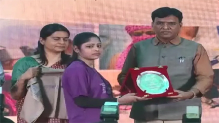 स्वास्थ्य मंत्री ने टीकाकरण में उत्कृष्ट योगदान देने वाली 72 महिलाओं को सम्मानित किया स्वास्थ्य मंत्री ने टीकाकरण में उत्कृष्ट योगदान देने वाली 72 महिलाओं को सम्मानित किया