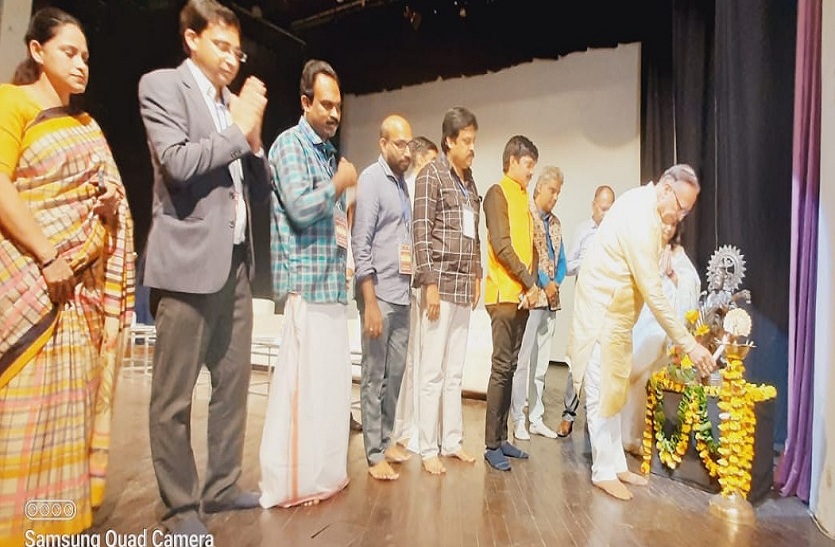 सिने प्रेमियों ने पहली बार देखी संस्कृत भाषा की फिल्में सिने प्रेमियों ने पहली बार देखी संस्कृत भाषा की फिल्में