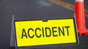 कार और ट्रक की टक्कर में तीन लोगों की मौत कार और ट्रक की टक्कर में तीन लोगों की मौत