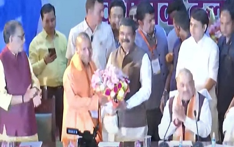 उत्तर प्रदेश में योगी आदित्य नाथ विधायक दल के नेता चुने गए, शुक्रवार को लेंगे मुख्यमंत्री पद की शपथ उत्तर प्रदेश में योगी आदित्य नाथ विधायक दल के नेता चुने गए, शुक्रवार को लेंगे मुख्यमंत्री पद की शपथ