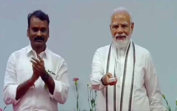 प्रधानमंत्री नरेंद्र मोदी ने देश के बुनियादी ढांचे को बढ़ावा देने के लिए चेन्नई में साढे 28 हजार करोड़ रुपये से अधिक की छह प्रमुख परियोजनाओं की आधारशिला रखी प्रधानमंत्री नरेंद्र मोदी ने देश के बुनियादी ढांचे को बढ़ावा देने के लिए चेन्नई में साढे 28 हजार करोड़ रुपये से अधिक की छह प्रमुख परियोजनाओं की आधारशिला रखी