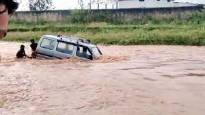 अचानक बाढ़ आने से कई वाहन बहे अचानक बाढ़ आने से कई वाहन बहे