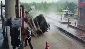 एंबुलेंस सड़क पर फिसली, टोल प्लाज़ा से टकराई, चार की मौत एंबुलेंस सड़क पर फिसली, टोल प्लाज़ा से टकराई, चार की मौत