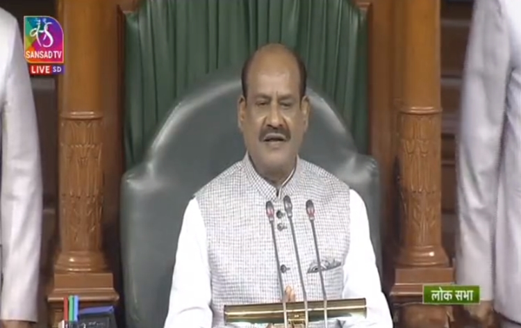 लोकसभा में कांग्रेस के चार सासंद अनुचित व्यवहार के कारण पूरे मानसून सत्र से निलंबित लोकसभा में कांग्रेस के चार सासंद अनुचित व्यवहार के कारण पूरे मानसून सत्र से निलंबित