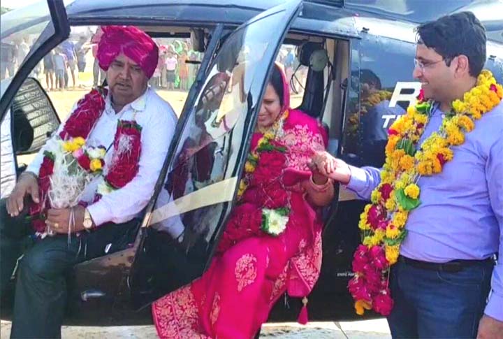 टीचर पद से मां हुई रिटायर तो हेलीकॉप्टर से लेने पहुंचा बेटा, कहा- आज जो भी हूं मां की बदौलत हूं टीचर पद से मां हुई रिटायर तो हेलीकॉप्टर से लेने पहुंचा बेटा, कहा- आज जो भी हूं मां की बदौलत हूं