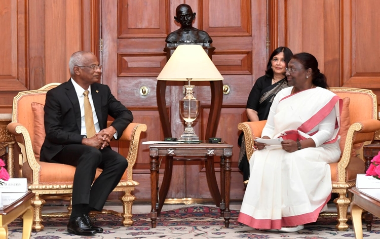 राष्ट्रपति द्रौपदी मुर्मू ने कहा है कि मालदीव, हिंद महासागर क्षेत्र में भारत का एक प्रमुख साझीदार और घनिष्ठ मित्र है राष्ट्रपति द्रौपदी मुर्मू ने कहा है कि मालदीव, हिंद महासागर क्षेत्र में भारत का एक प्रमुख साझीदार और घनिष्ठ मित्र है