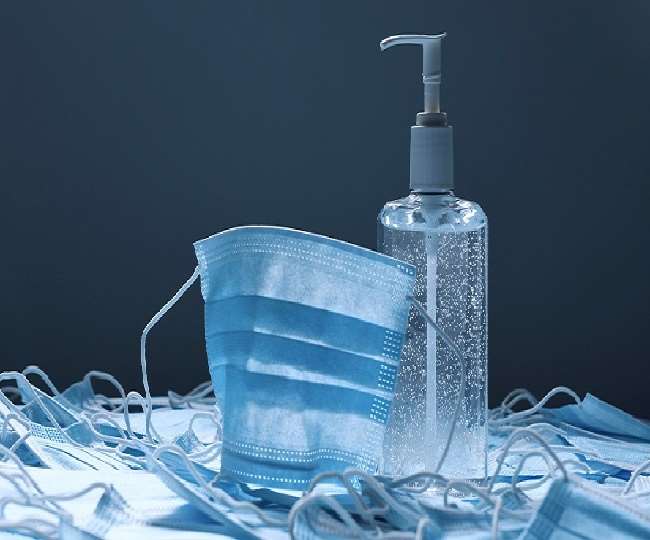 सरकार ने कोविड मामलों में वृद्धि के बाद मास्क पहनना और अगले छह महीने के लिए सैनिटाइज़र का उपयोग अनिवार्य किया सरकार ने कोविड मामलों में वृद्धि के बाद मास्क पहनना और अगले छह महीने के लिए सैनिटाइज़र का उपयोग अनिवार्य किया