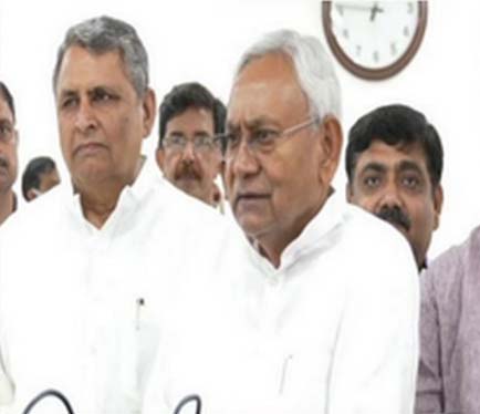 बिहार में जनता दल यूनाइटेड ने राष्ट्रीय जनता दल और कांग्रेस के समर्थन से नई सरकार बनाने के लिए भाजपा से गठबंधन तोडा बिहार में जनता दल यूनाइटेड ने राष्ट्रीय जनता दल और कांग्रेस के समर्थन से नई सरकार बनाने के लिए भाजपा से गठबंधन तोडा