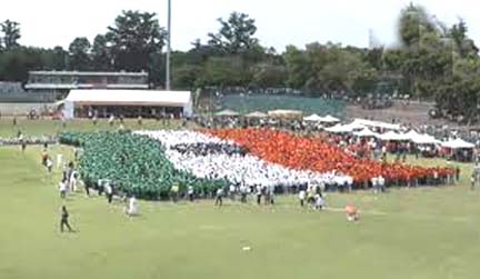 लहराते राष्ट्रध्वज की सबसे बड़ी मानवीय श्रृंखला बनाने का नया गिनीज वर्ल्ड रिकॉर्ड लहराते राष्ट्रध्वज की सबसे बड़ी मानवीय श्रृंखला बनाने का नया गिनीज वर्ल्ड रिकॉर्ड