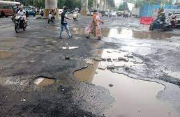 गड्ढों के कारण सड़क हादसों में 2018-2020 के दौरान 5,000 से अधिक लोगों की मौत हुई गड्ढों के कारण सड़क हादसों में 2018-2020 के दौरान 5,000 से अधिक लोगों की मौत हुई
